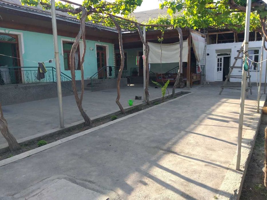 Qumtepa bozori oldida Hovli uy sotiladi