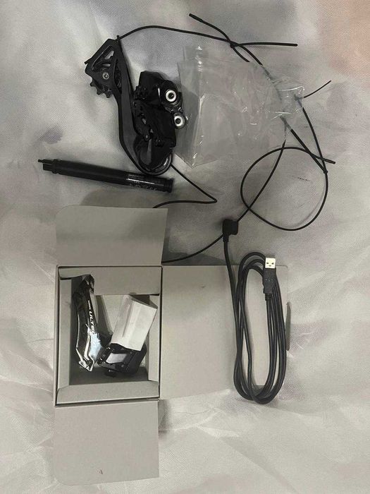 Част от групсет дерайльори Shimano Di2 Ultegra FD-R8150 12 ,Di2 RD-R7150-12 105 , BT-DN300 , кабели