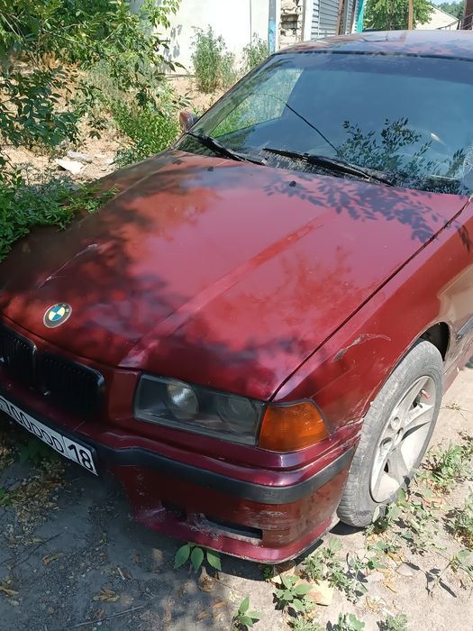 Продам машину BMW e36 318i