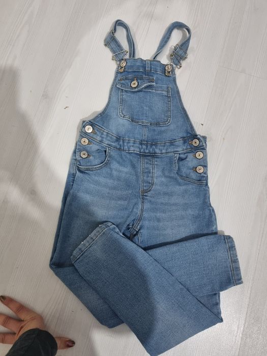 Salopeta blugi zara 8 ani