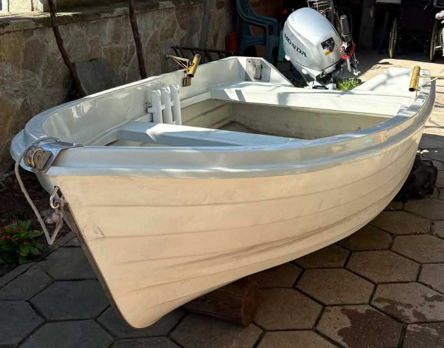 Много запазвна лодка