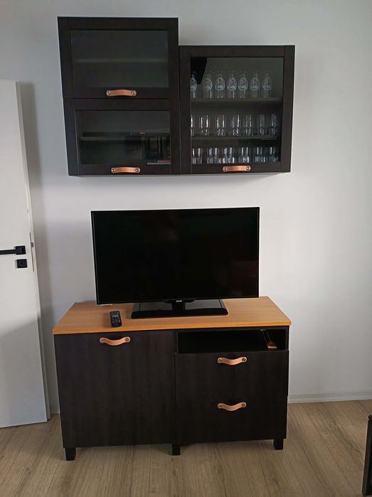 Vand comoda cu corp suspendat si tv