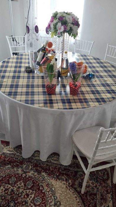Masa rotundă de eveniment sau curte