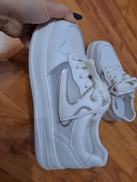 Adidasi noi Gryxx marime 37