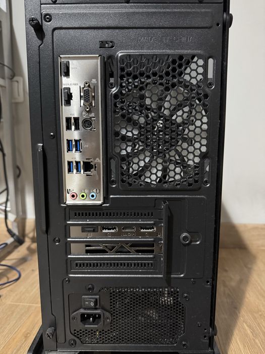 Геймърски компютър RTX 4060 / Ryzen 5 5600 – като нов