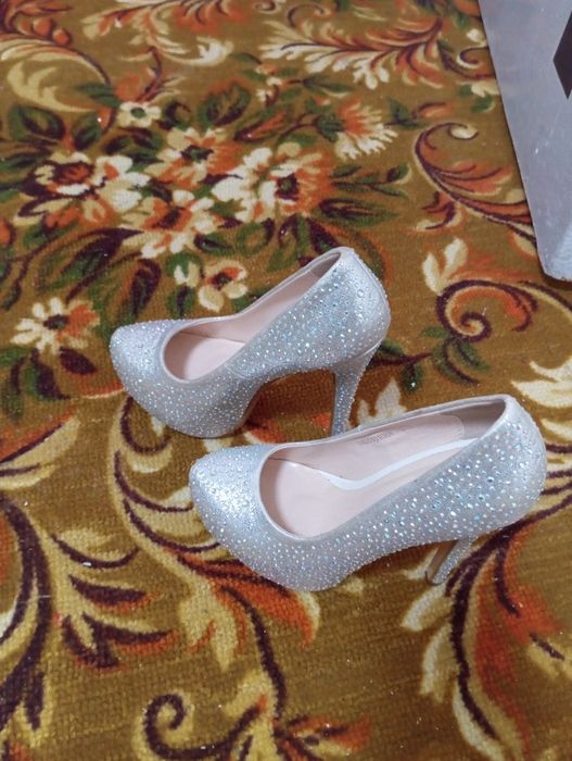 Продаётся женская обувь 33 размер