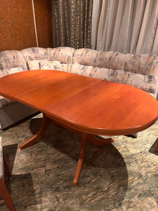 Продавам масивна маса от дъб със столове