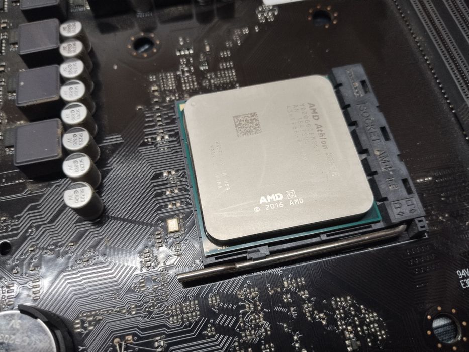 Продаю Athlon 200ge
