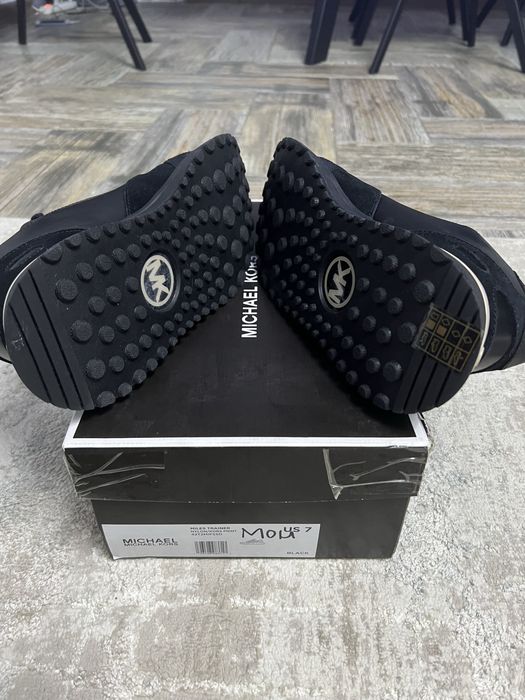 Продам кроссовки