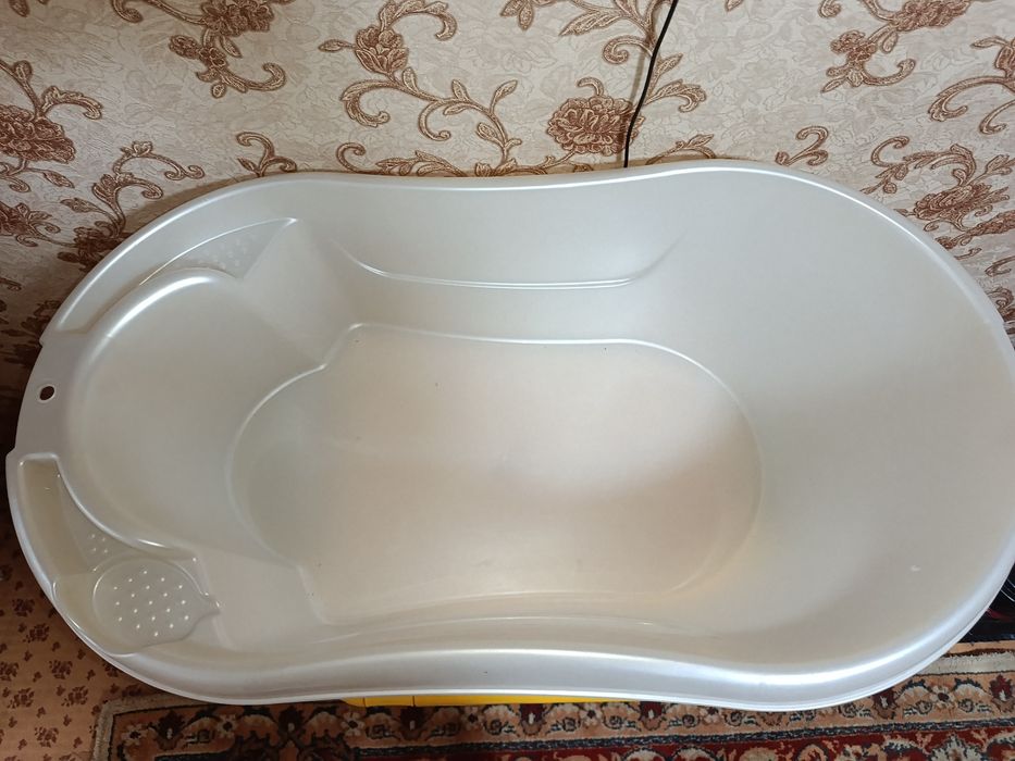 продается стол, машинка, коньки, детская ванная