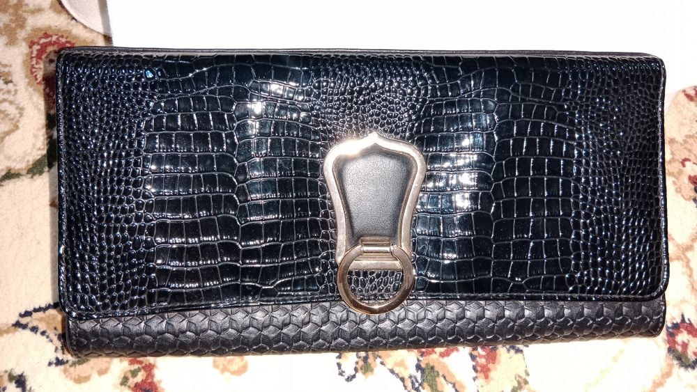 Әртүрлі сумкалар сатылады