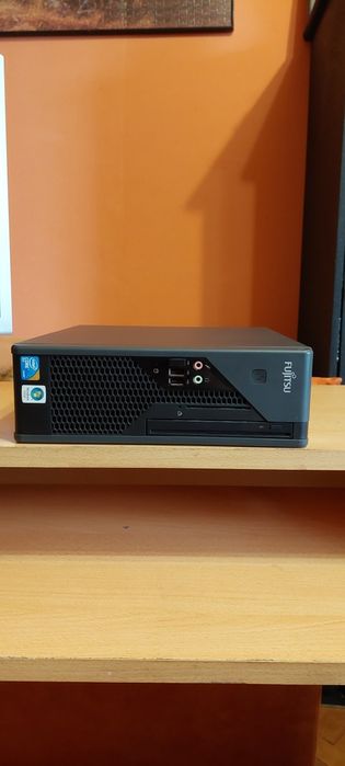 Продавам компютър монитор   и бюро