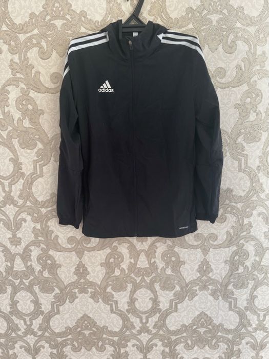 Продам сплртивный комтюм adidas