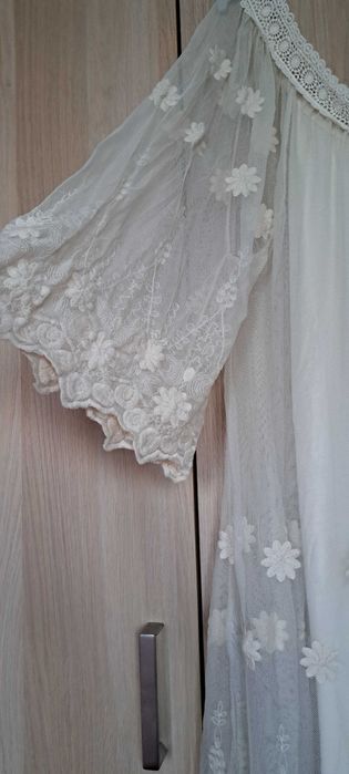 Rochie diafana cu broderie