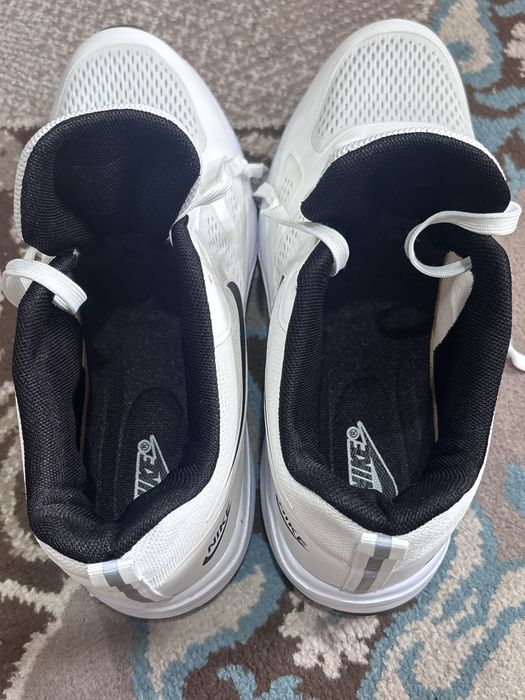 новые Nike кроссовки 44 размер