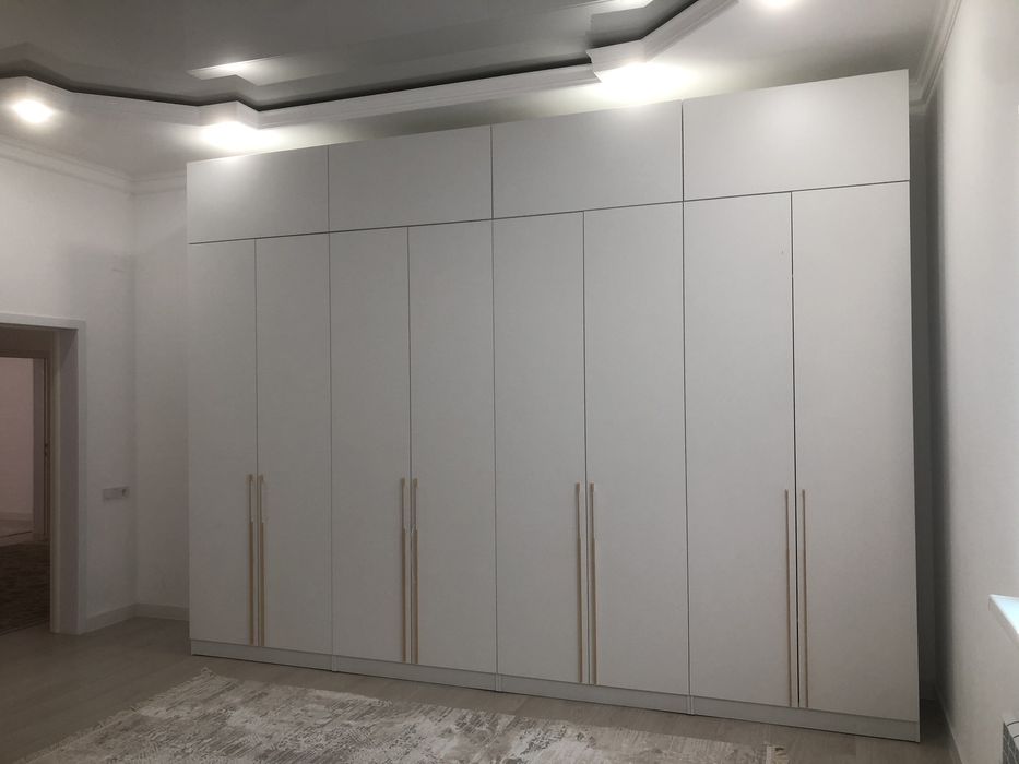 Шкаф до потолка