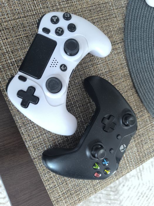 Controllere  PS4 și Xbox