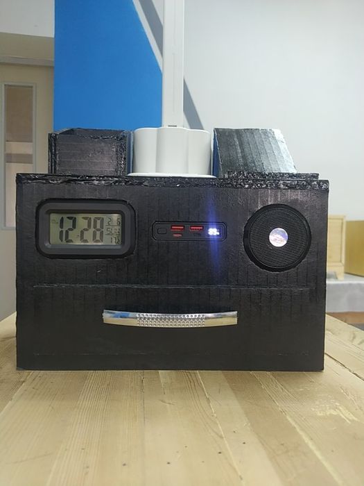 Koʻp funksiali stol lampasi ajoyib olgn odam mazza qiladi