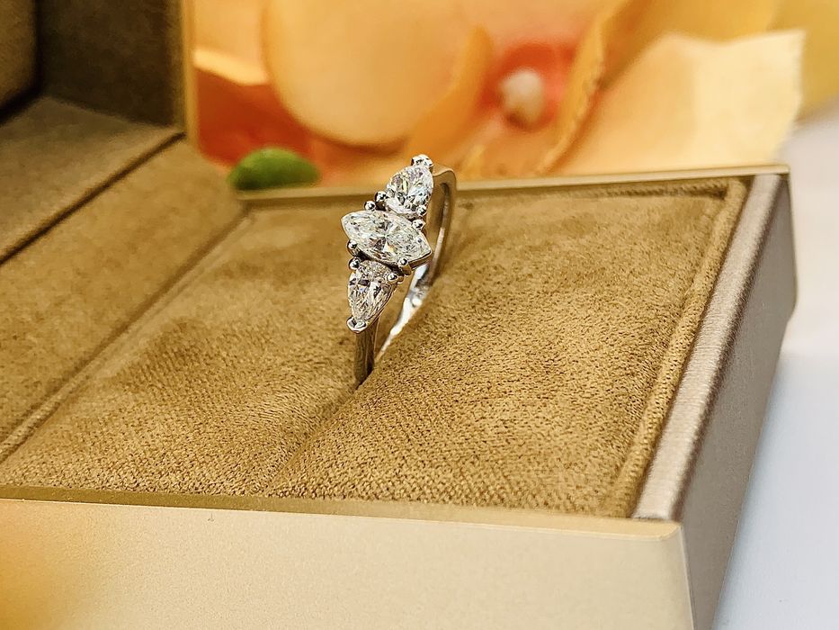 Роскошное золотое кольцо с чистейшими бриллиантами