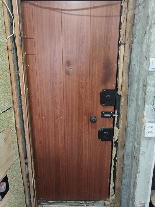 Продам входную железную дверь