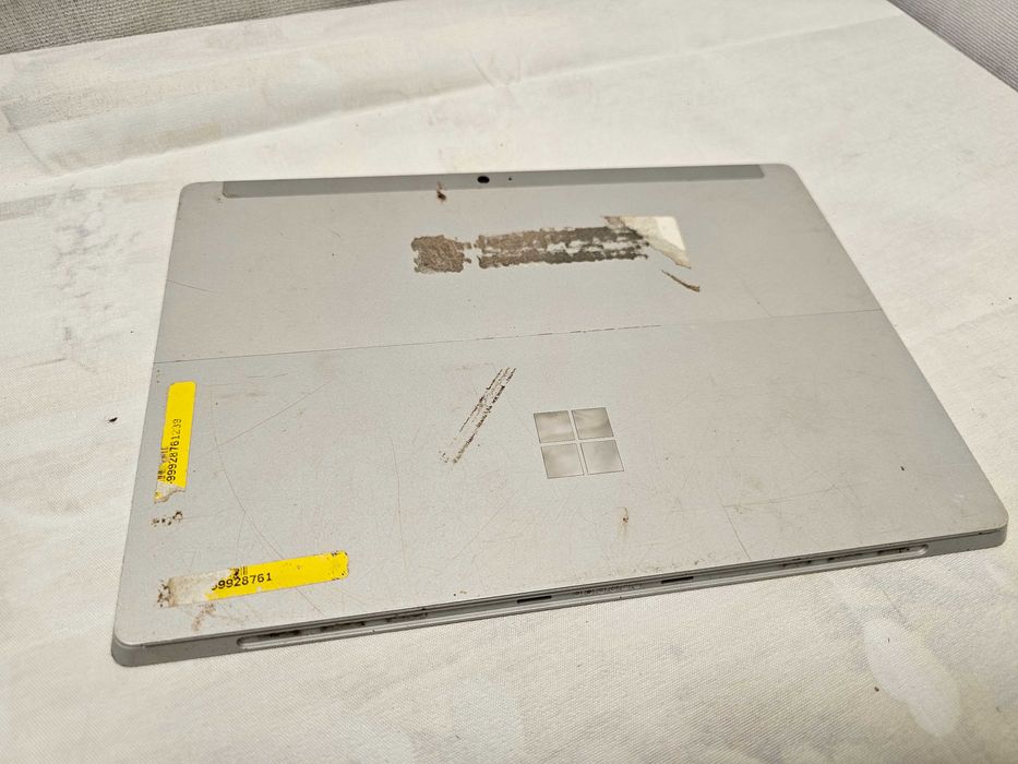 Tabletă 2-în-1 Microsoft Surface 3, Procesor Intel Atom x7-Z8700, 4GB RAM, 64GB Stocare Ecran 10.8" Touchscreen (Fisurat), Windows 11 Pro, Functională