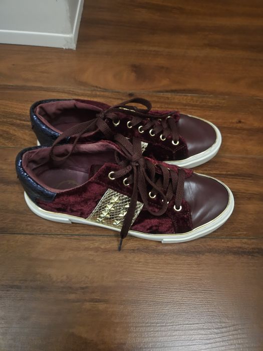 Adidasi guess marimea 36