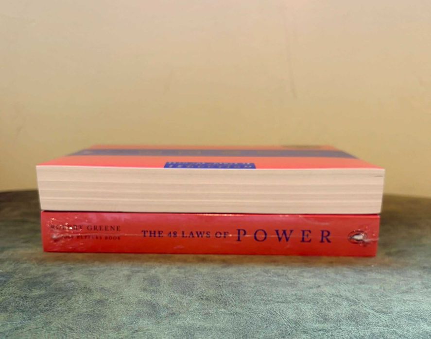 The 48 Laws of Power от Robert Greene на английски език - чисто нова!