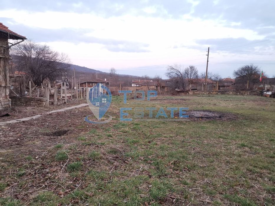 Двуетажна тухлена къща на центъра на село Церова кория, област Велико