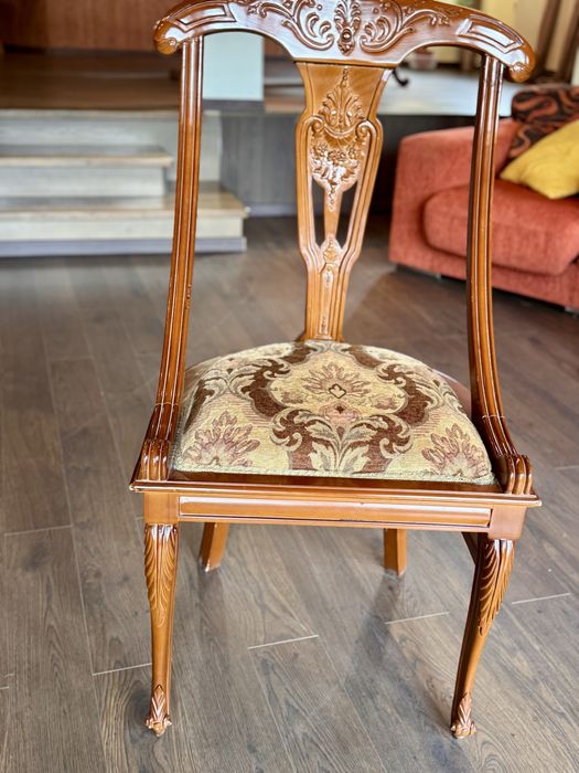 Продавам класическа трапезна маса с 8 стола - масив