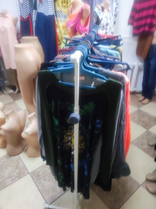 Распродажа одежды и манекенов