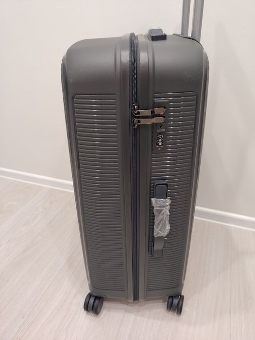 Продам новый чемодан