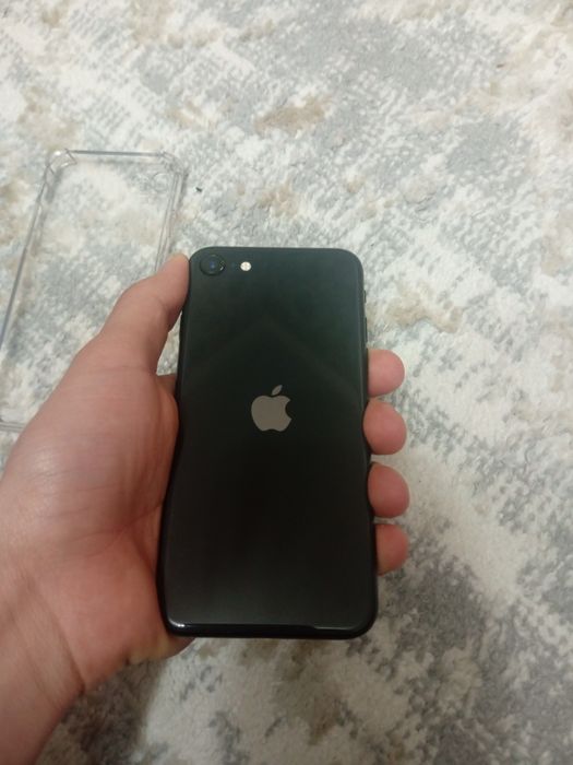 Продам айфон SE в хорошем состоянии