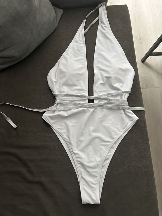 Цял бански с връзки