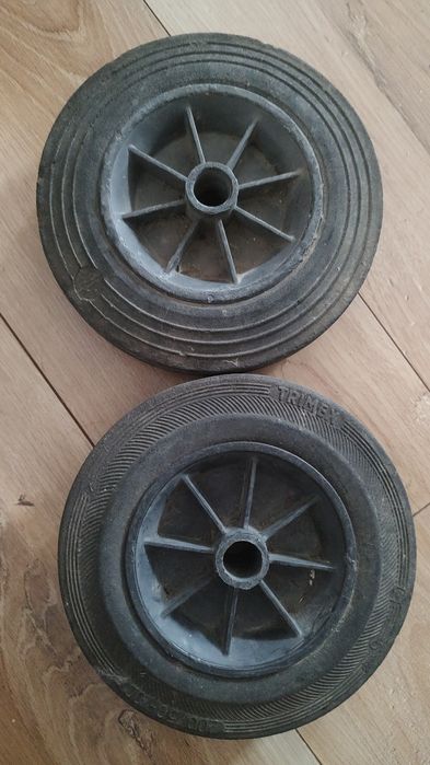 Vând 2 roți pentru pubelă, tomberon de gunoi.