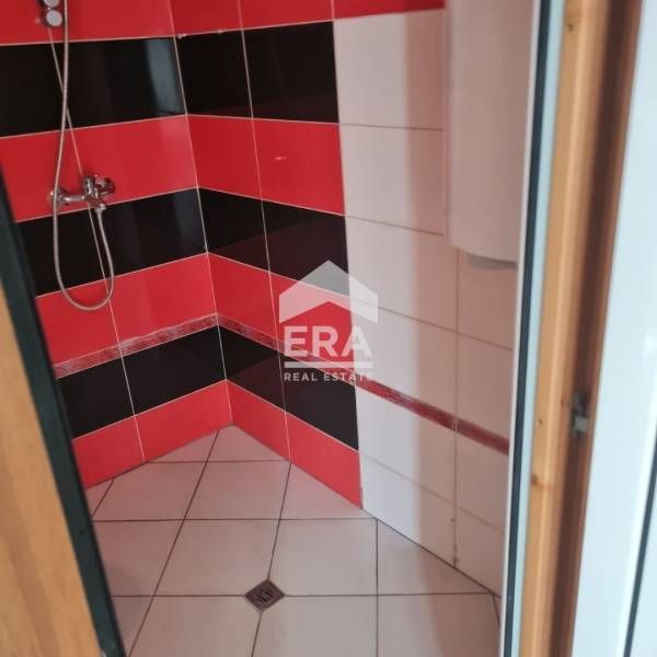 Маломерен тристаен апартамент в района на базар "Левски", с площ 50 кв