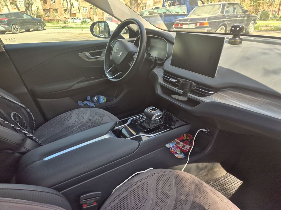 Таксида юрмаган, Hongqi Eqm 5 сотилали