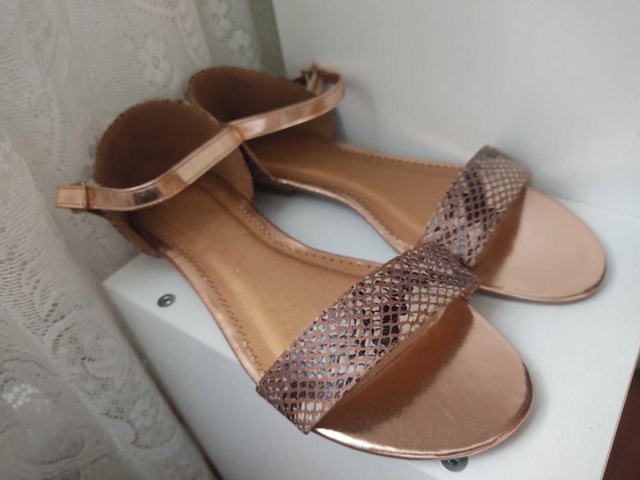 Босоножки на плоской подошве