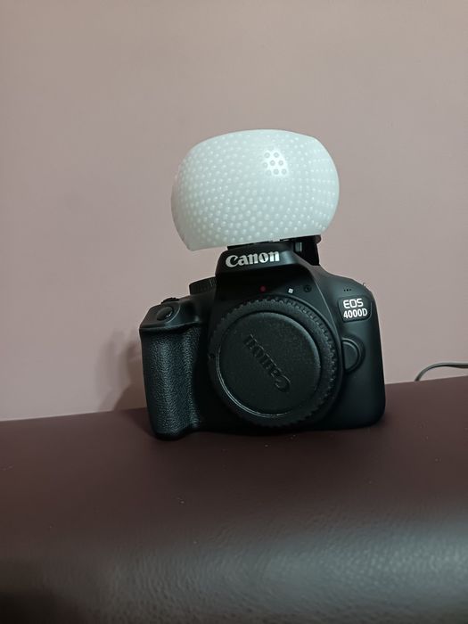 Продавам CANON EOS 4000D на два месеца + два обектива