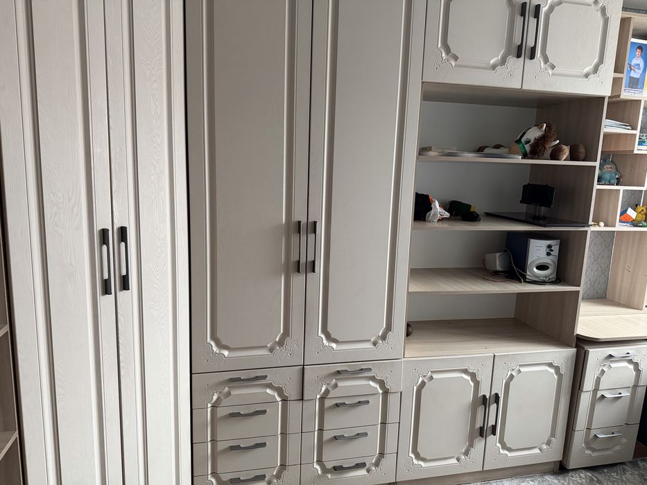 Продаю стенку спальню