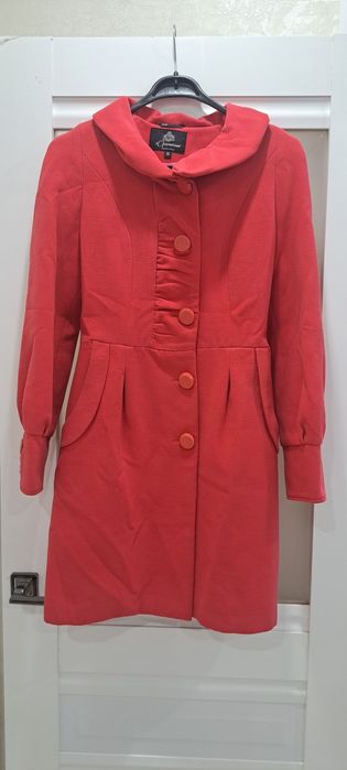 Продам пальто малиного и бежового цвета