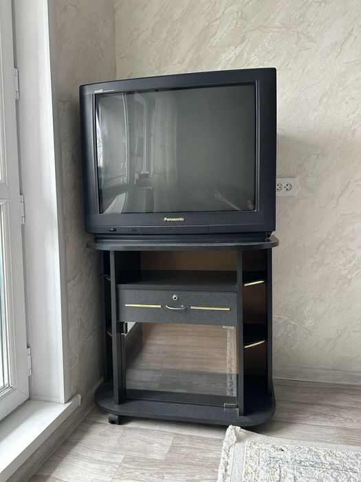 Телевизор Panasonic с тумбочкой