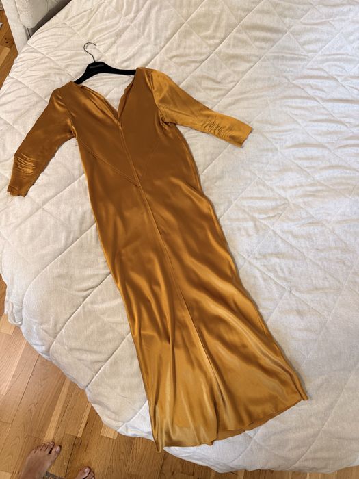 Платье в золотом оттенке