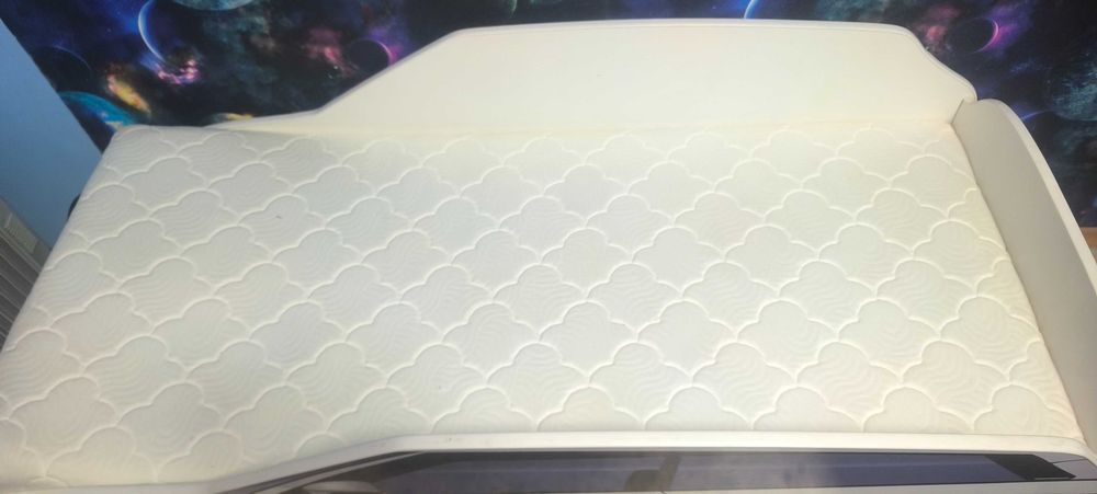 Кровать-машинка для мальчика  с матрасом.