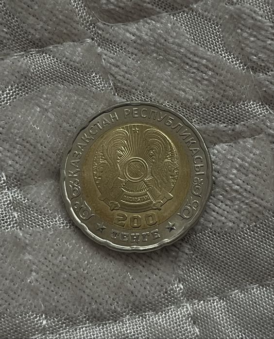 Монета 80лет 200тг