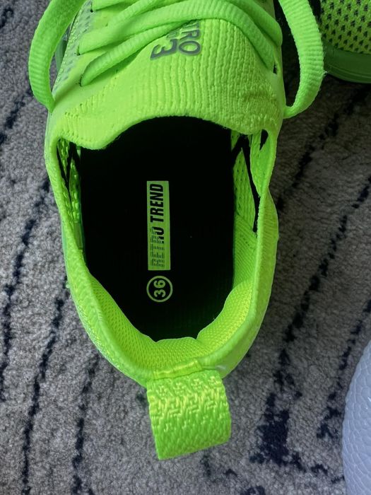 Дамски спортни маратонки.