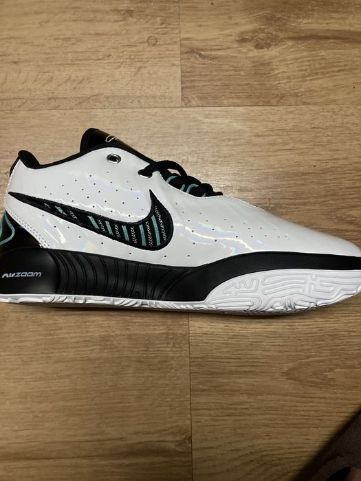 Nike LeBron 21.