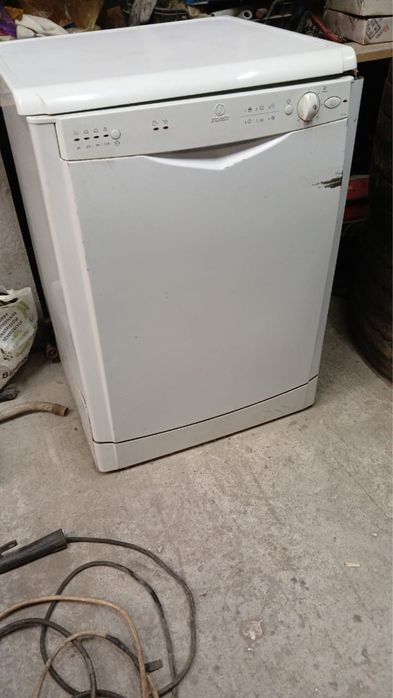 Продам посудомоечную машину Indesit