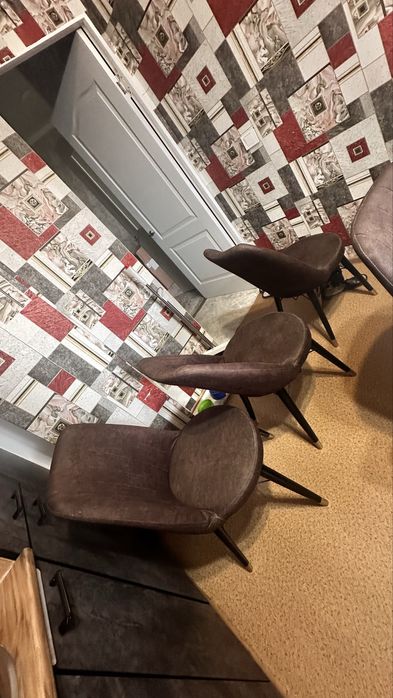 Стол и стулья для кухни