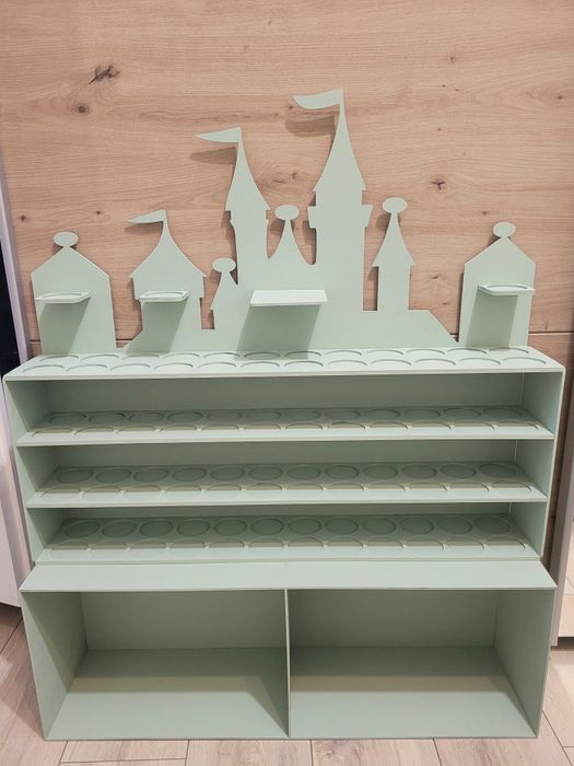 Етажерка Аудио приказки. Етажерки за фигурките и книжките.