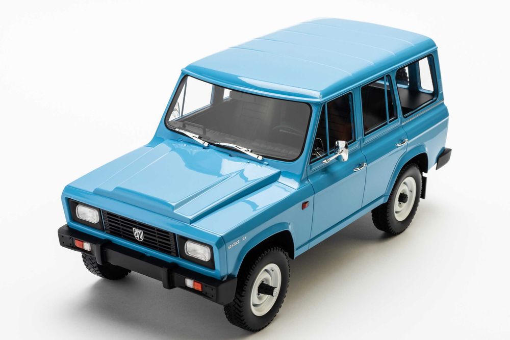 Vând machetă Aro 244 scara 1 18